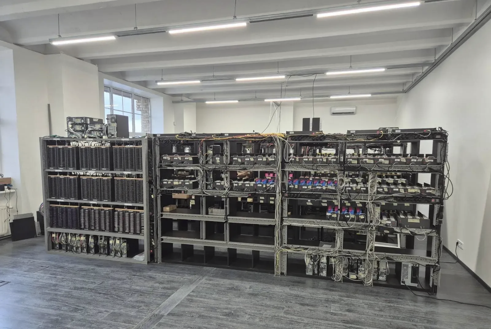Infrastructure serveurs saisie — boîtiers SIM en rack utilisés pour le relay SMS à grande échelle