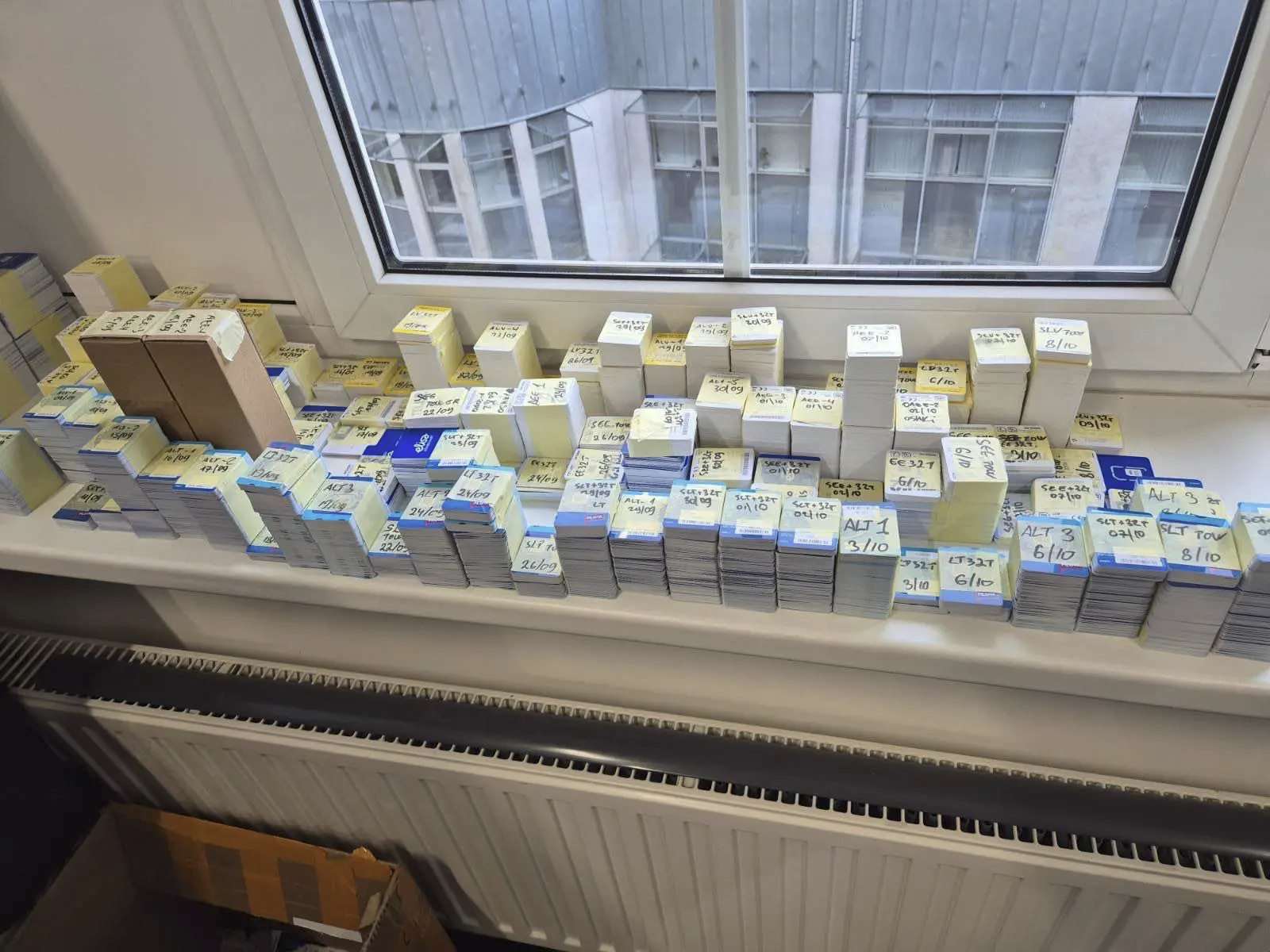Cartes SIM saisies lors de l'Opération SIMCARTEL — des centaines de milliers de cartes stockées
